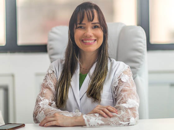 Dra. Tália Bacelar em seu consultório